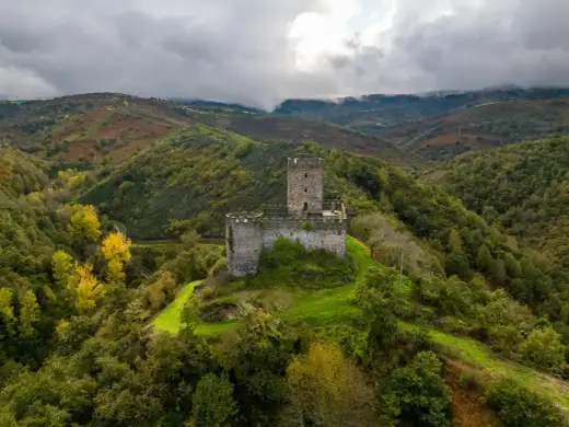 Castillo de Doiras - Historia y visita en Os Ancares