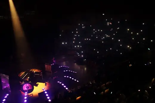 Koncert w ciemności – jak go wybrać i co daje?