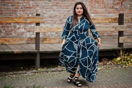 Długie sukienki plus size: Odkryj fasony, które wysmuklają sylwetkę