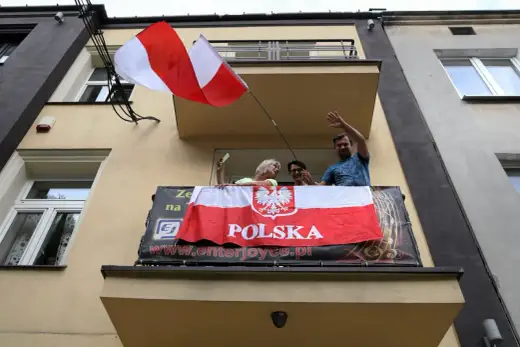 Polska flaga na maszt - Jak wywiesić ją godnie?