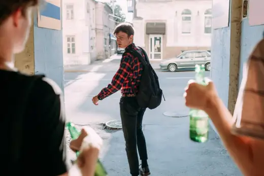 Picie alkoholu przez 17-latka - Co grozi? Grzywna czy sąd?