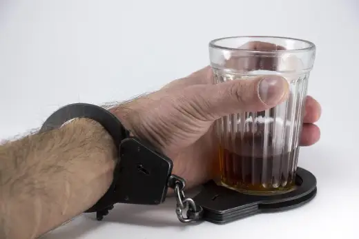 Dlaczego alkoholik chudnie? Prawda o utracie wagi i zdrowiu