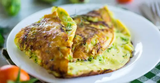 Omlet z cukinią - Jak zrobić puszyste śniadanie bez nadmiaru wody?