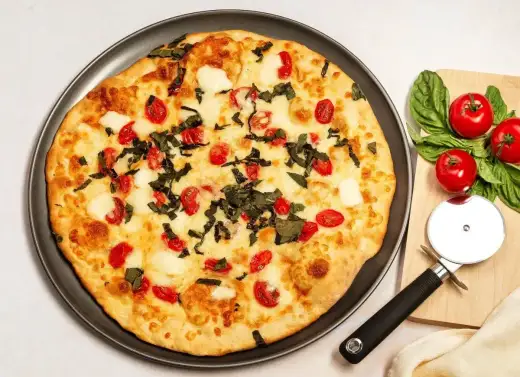 Mini pizze z serka wiejskiego - jak zrobić chrupiący spód?