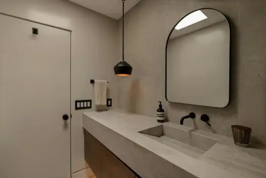 Béton ciré dans la salle de bains - ce qu'il faut vraiment savoir