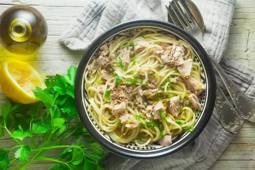 Spaghetti z tuńczykiem: Idealny obiad w 20 min? Sprawdź przepis!