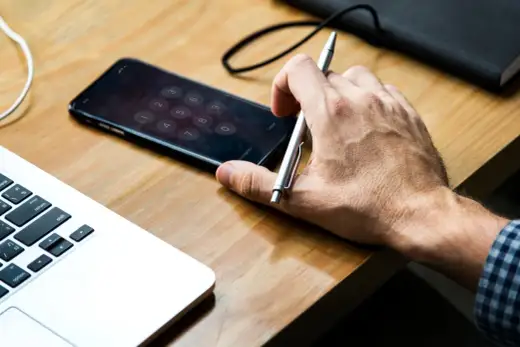 iPhone niedostępny - Jak odblokować telefon z komputerem lub bez?