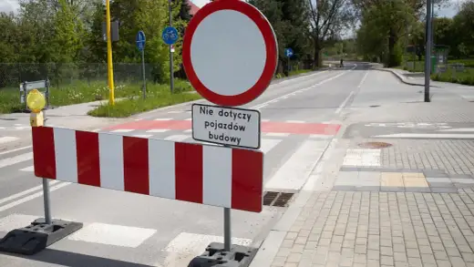 Znak B-1: Zakaz ruchu - Co oznacza i jak uniknąć mandatu?