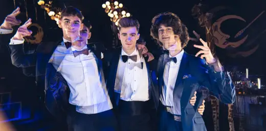Jaki kolor garnituru na studniówkę? Wybierz idealny!