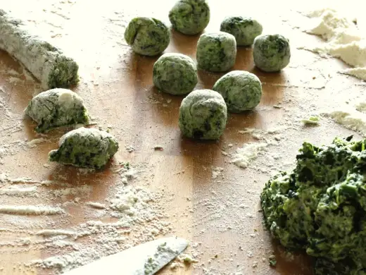 Gnocchi ze szpinakiem - Jak zrobić idealnie lekkie kluseczki?
