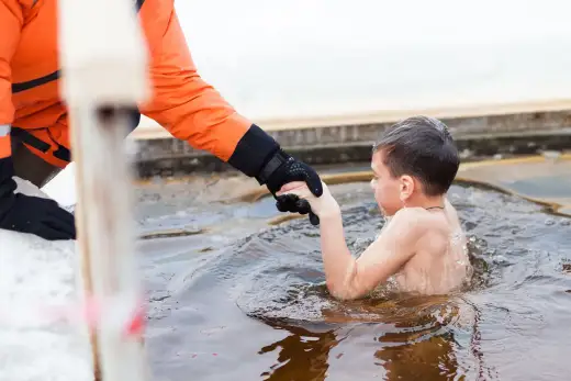 Szok termiczny w zimnej wodzie - Jak wejść bezpiecznie i bez paniki?