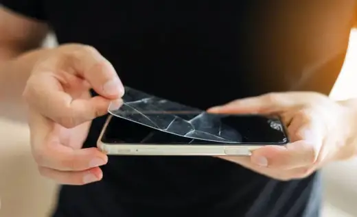 Usuń pęknięte szkło z aparatu telefonu zrób to sam bezpiecznie!