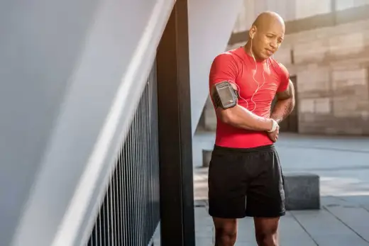 Douleur hanche droite après footing : causes, solutions et prévention