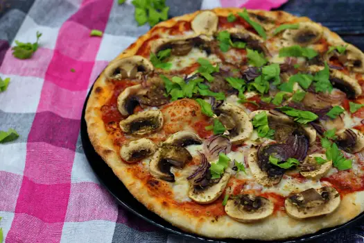 Domowa pizza z pieczarkami: przepis na idealny, chrupiący spód