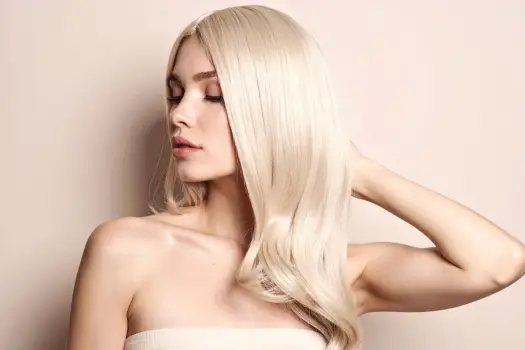 Platynowy blond - komu pasuje i jak dbać o kolor?