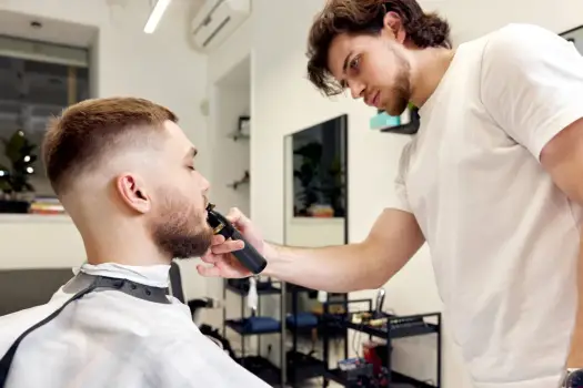 Ile zarabia barber? Realne widełki i jak zwiększyć zyski