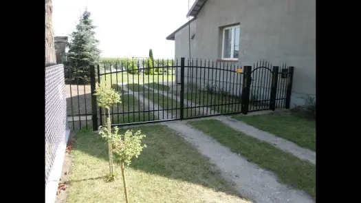 Jak zrobić bramę dwuskrzydłową? poradnik krok po kroku
