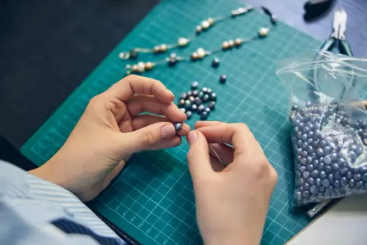 Jak zawiązać bransoletkę z koralików - poradnik krok po kroku
