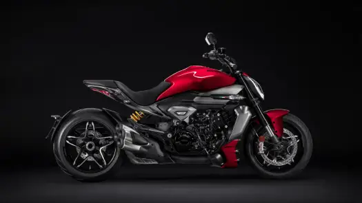 Ducati XDiavel S czy V4 - który cruiser ma więcej sensu?
