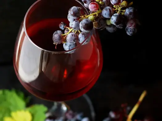 Gorzkie wino domowe? Przyczyny i jak uratować Twój trunek