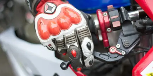 Biegi w motocyklu - Jak zmieniać, unikać błędów i dbać?