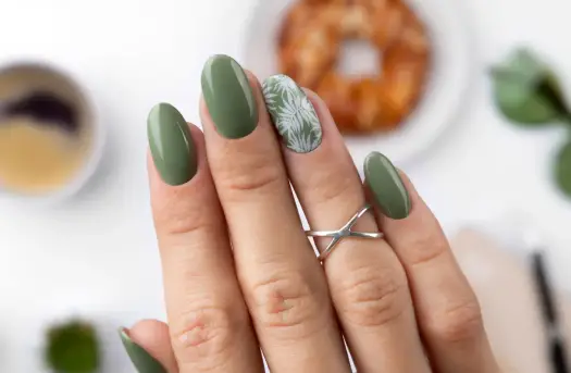 Zielony manicure - Jak wybrać odcień i zrobić go idealnie?