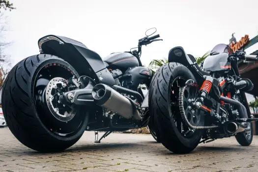 Jak dobrać opony do motocykla z dwoma kołami z przodu?