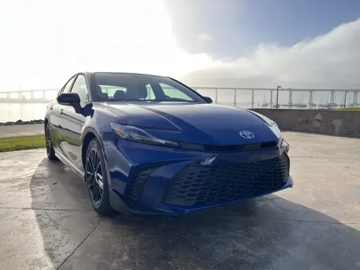 Toyota Camry Hybrid - Czy ten klasyczny sedan ma dziś sens?