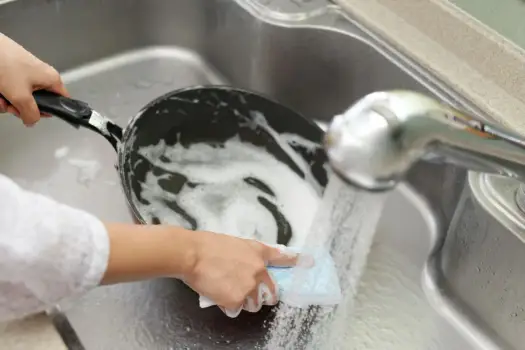 Jak wyczyścić przypaloną brytfannę emaliowaną? Bezpieczne sposoby