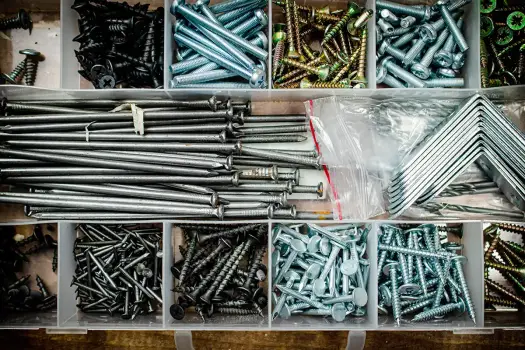 Jak wybrać gwoździe do drewna? Poradnik dla majsterkowiczów