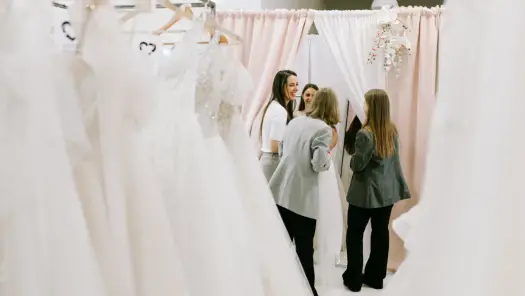 Kiedy szukać sukni ślubnej? Idealny harmonogram 9-12 miesięcy