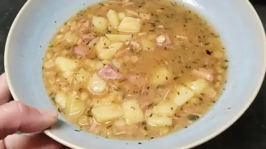Ile kcal ma zupa grochowa? Sprawdź kaloryczność i skład!