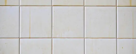 Skuteczne sposoby na czyszczenie bardzo brudnej terakoty bez uszkodzeń