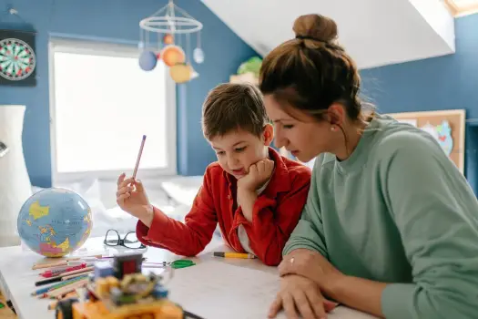 Edukacja domowa - czy jest płatna? Prawdziwe koszty i jak oszczędzać