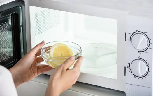 Usuń zapach spalenizny z mikrofalówki w 5 minut domowe sposoby