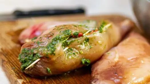 Kurczak z pesto - soczysty i pełen smaku. Sprawdź przepis!