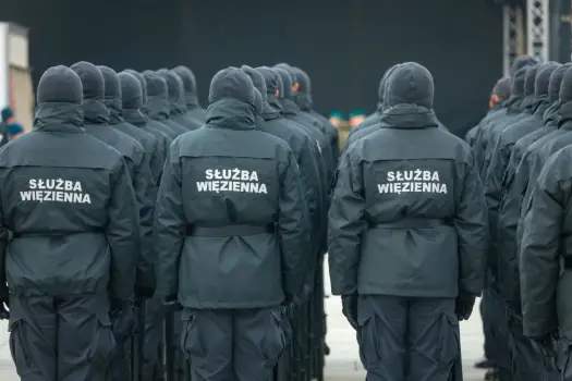 Zarobki w Służbie Więziennej – ile na start i po latach?