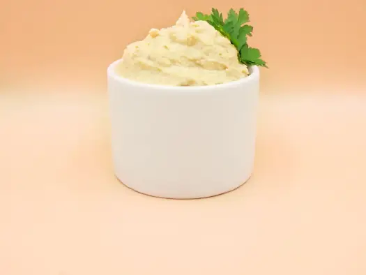 Domowy hummus z ciecierzycy - jak zrobić gładką pastę?