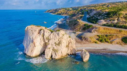 Lotniska na Cyprze - Które wybrać: Larnaka czy Pafos?