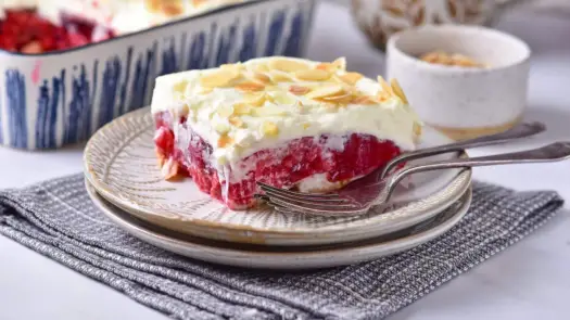 Malinowa chmurka bez pieczenia na herbatnikach - sprawdzony przepis