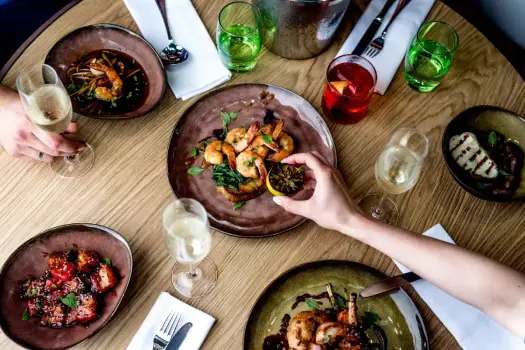 Gdańsk na lunch: Najlepsze miejsca na szybki posiłek i biznesowe spotkanie