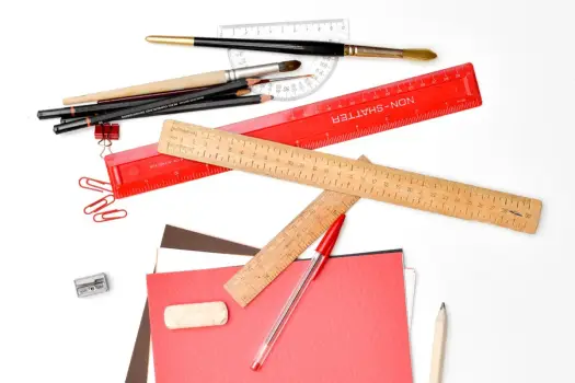 Przybory na maturę z biologii - Co musisz mieć, a co zapewnia szkoła?