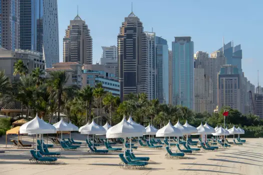 Dubaj pogoda luty - Idealne warunki na ucieczkę przed zimą?