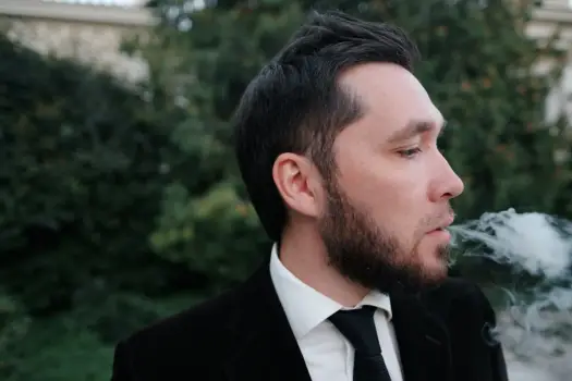 Jak pozbyć się zapachu papierosów z ubrań bez prania?