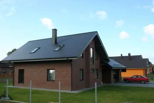 Wysokość komina nad dachem - jak uniknąć błędów?
