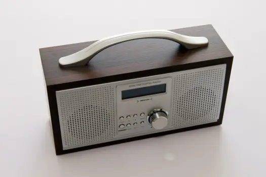 Multipleks radiowy - Jak działa DAB+ i czym różni się od radia FM?