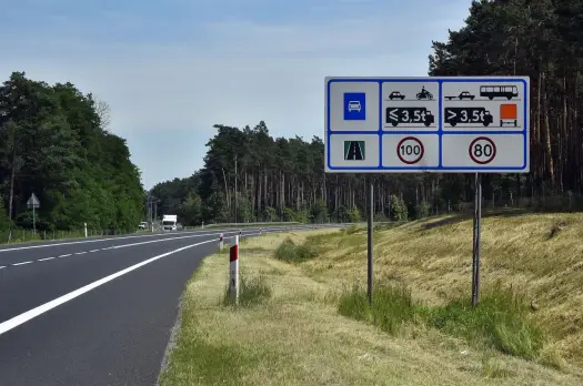 Droga ekspresowa jednojezdniowa - jakie limity i opłaty obowiązują?