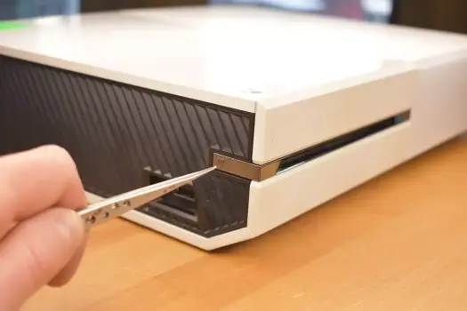 Przycisk parowania Xbox One - Gdzie jest i jak połączyć pada?