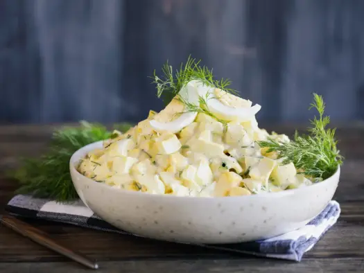 Sałatka jajeczna na śniadanie - Przepis na idealną!