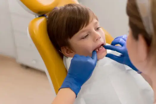 Zapalenie dziąseł u dziecka - objawy i kiedy iść do dentysty